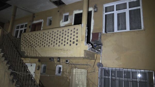 Yaslandıkları balkon duvarı yıkılınca 6 metreden aşağıya düştüler
 - Sputnik Türkiye