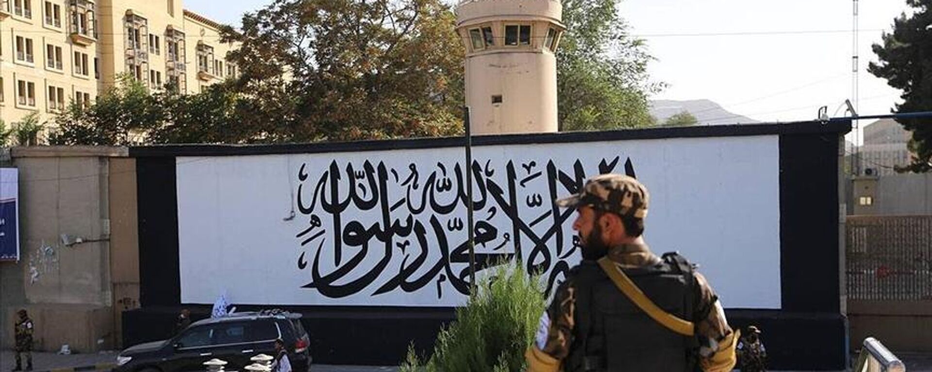Afganistan’ın başkenti Kabil’de ABD’nin terk ettiği büyükelçilik binasının duvarına Taliban bayrağı resmedildi. - Sputnik Türkiye, 1920, 17.11.2021