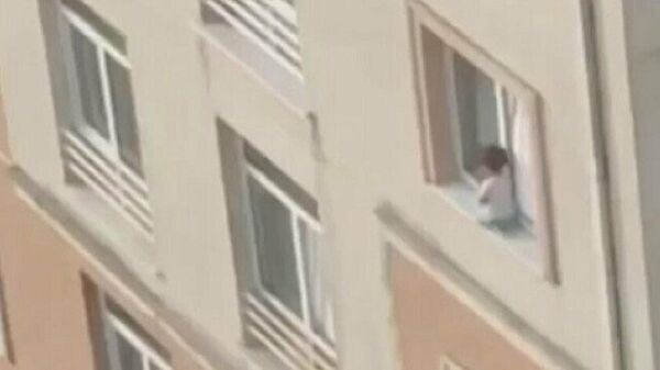 İstanbul Başakşehir'de bir çocuk evin açık bırakılan penceresinden çıktı ve kenarda dakikalarca oturdu.  - Sputnik Türkiye