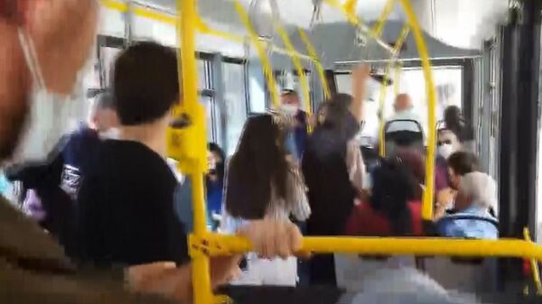 Halk otobüsünde 'maske' kavgası - Sputnik Türkiye