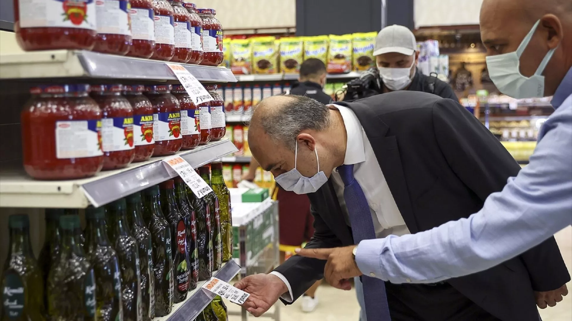 Ticaret Bakanlığı, son günlerde kamuoyuna yansıyan haksız fiyat artış iddialarına karşı harekete geçti. Bakanlık tarafından oluşturulan özel ekip, marketlerde fahiş fiyat ve etiket denetimlerinde bulundu.
Ticaret Bakanlığı, son günlerde kamuoyuna yansıyan haksız fiyat artış iddialarına karşı harekete geçti. Bakanlık tarafından oluşturulan özel ekip, marketlerde fahiş fiyat ve etiket denetimlerinde bulundu.
- Sputnik Türkiye, 1920, 26.11.2021