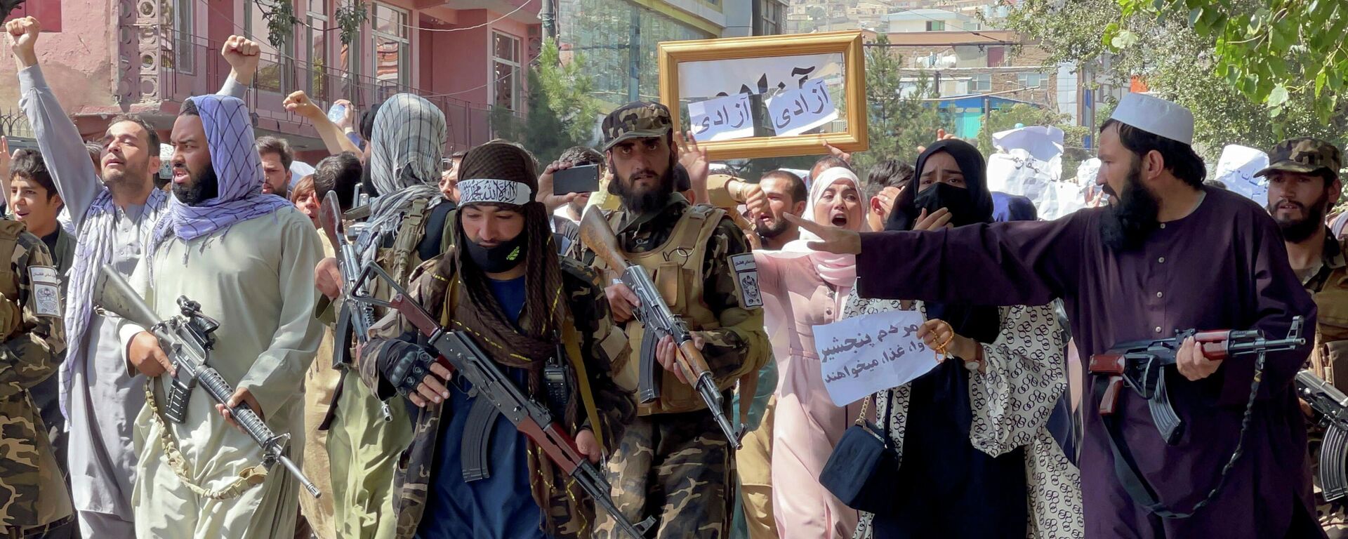 Afganistan başkenti Kabil'de Pakistan karşıtı sloganlar atan kadın erkek karışık protestocuların önüne set çekmeye çalışan silahlı Taliban militanları - Sputnik Türkiye, 1920, 24.09.2021