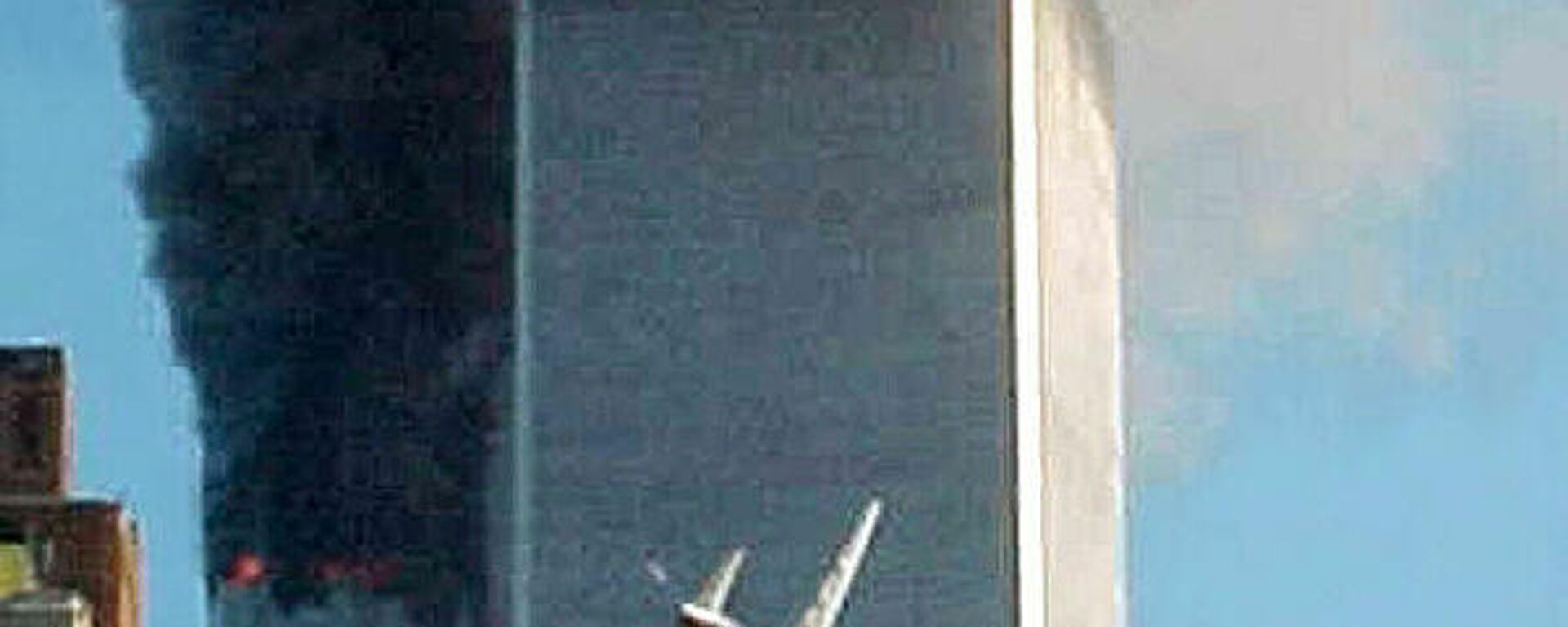 11 Eylül 2001’de çekilen bu fotoğraf, bir yolcu uçağının New York’taki Dünya Ticaret Merkezi kulelerinden birine yaklaştığı anı gösteriyor.
 - Sputnik Türkiye, 1920, 19.04.2023