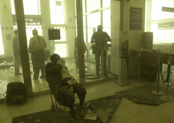 11 Eylül 2001’de yaralanan bir kişi yardım beklerken, diğerleri Dünya Ticaret Merkezi kuleleri yakınındaki bir bankaya sığınmış durumda.
 - Sputnik Türkiye