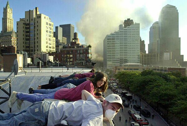 12 Eylül 2001 Çarşamba günü öndeki James Bahn ve arkasındaki Irena Musial, New York’taki Greenwich Caddesi’ndeki bir binanın çatı katından, aşağıda görev yapan kurtarma ekipleri ve ekipmanlarını izliyor.
 - Sputnik Türkiye