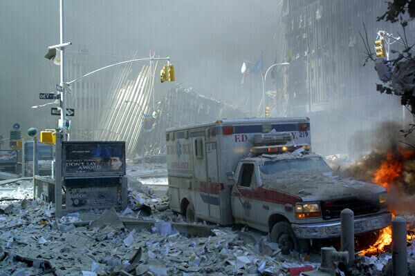 11 Eylül 2001’de New York’taki birinci Dünya Ticaret Merkezi binası çöküşünden sonra enkazla kaplı bir ambulans, alev almış durumda.
 - Sputnik Türkiye