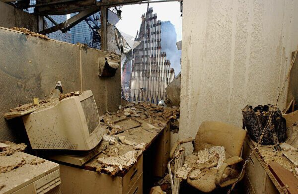 25 Eylül 2001’de Dünya Ticaret Merkezi’nin enkazına bakan, toz ve enkaz dolu bir ofis. 11 Eylül terör saldırılarından sonraki günlerde, arama kurtarma çalışmaları devam etti.
 - Sputnik Türkiye