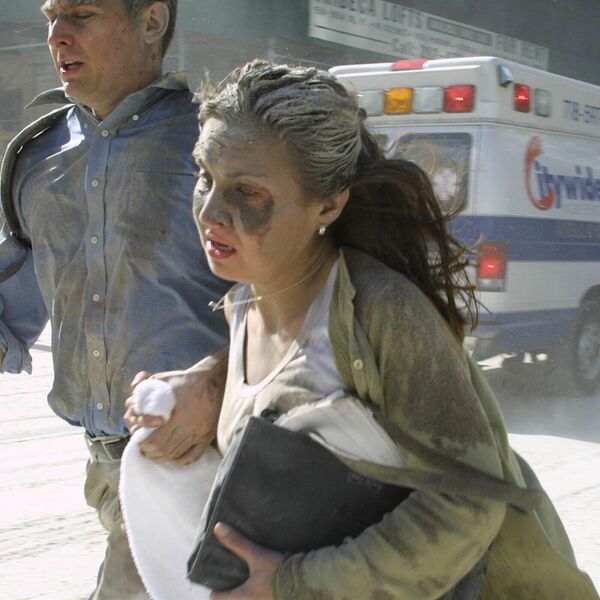 11 Eylül 2001 Salı günü teröristlerin Dünya Ticaret Merkezi’ne iki yolcu uçağını çarpması sonrası olay yerinden uzaklaşmaya çalışan insanlar.
 - Sputnik Türkiye