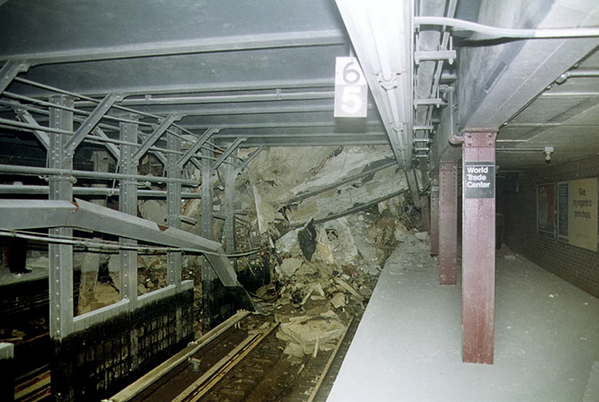 Dünya Ticaret Merkezi'nin altındaki Cortlandt Caddesi istasyonunda, New York metrosunun 1 ve 9 numaralı hatlarının izlerini moloz örtüyor. Fotoğraf, 28 Eylül 2001 Cuma günü yayınlandı.
 - Sputnik Türkiye