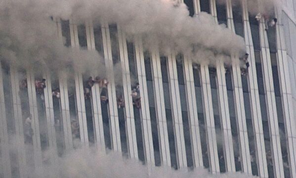 11 Eylül 2001 sabahı terör saldırısından sonra Dünya Ticaret Merkezi’nin Kuzey Kulesi’ndeki pencerelerden dışarı sarkan insanlar. 
 - Sputnik Türkiye