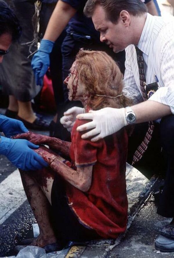 11 Eylül 2001’de New York’taki Dünya Ticaret Merkezi’ni hedef alan saldırılarda yaralanan bir kadına sağlık ekipleri müdahale ediyor.
 - Sputnik Türkiye