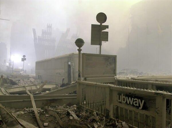 11 Eylül Salı günü aşağı Manhattan’daki ikiz kulelere yapılan terörist saldırının ardından geriye kalanlar: Bir zamanlar Dünya Ticaret Merkezi kulelerinin yükselen dış duvarlarına bakan dikey payandalar, tozla kaplı bir otobüs ve metro girişi.
 - Sputnik Türkiye
