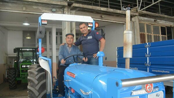  Mehmet Akbaş, oğlu Arif Akbaş, traktör - Sputnik Türkiye