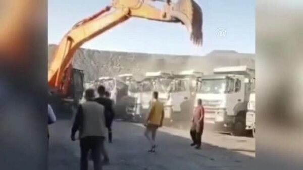 Şırnak'ta kömür ocağında çalışan işçi, ücretini alamayınca kepçeyle iş yerindeki beş kamyonun kabin kısmına zarar verdi. - Sputnik Türkiye