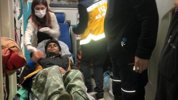 Van'da kayalıklardan düşerek mahsur kalan göçmen kurtarıldı - Sputnik Türkiye