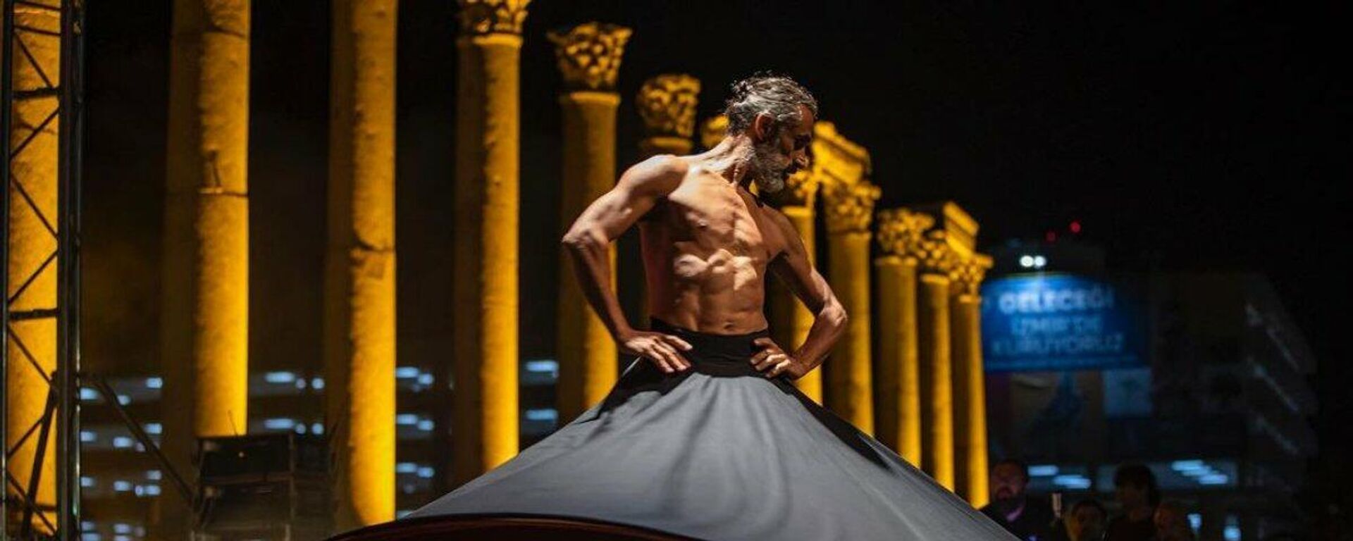 İzmir Büyükşehir Belediyesi yarı çıplak semazenli gösteri - Sputnik Türkiye, 1920, 15.09.2021