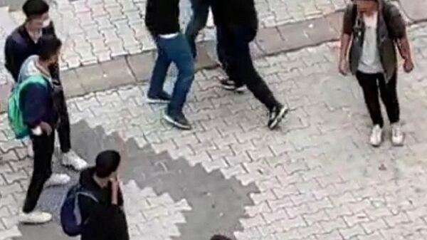 İstanbul'un Sultangazi ilçesinde öğrencilerin sokak ortasındaki kavgası kameralara yansıdı. - Sputnik Türkiye
