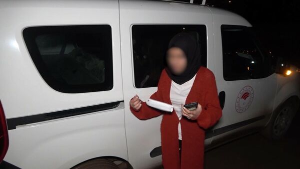 Kırıkkale'de Kovid-19 PCR testi pozitif olan genç bir kadın, arkadaşlarıyla birlikte caddede dolaşırken polise yakalandı - Sputnik Türkiye