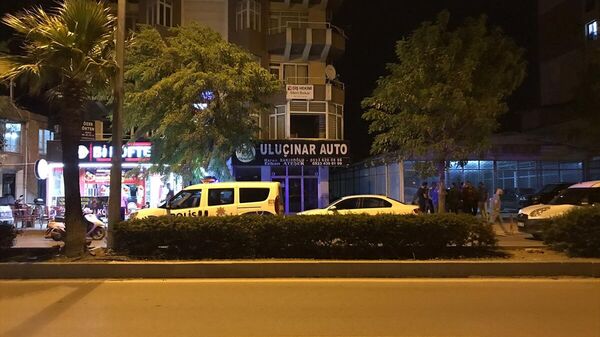 Hatay'ın merkez Antakya ilçesinde dur ihtarına uymayan araçtan ateş açılması sonucu 3'ü polis 4 kişi hafif yaralandı. Polis şüphelilerin yakalanması için çalışma başlattı.
 - Sputnik Türkiye