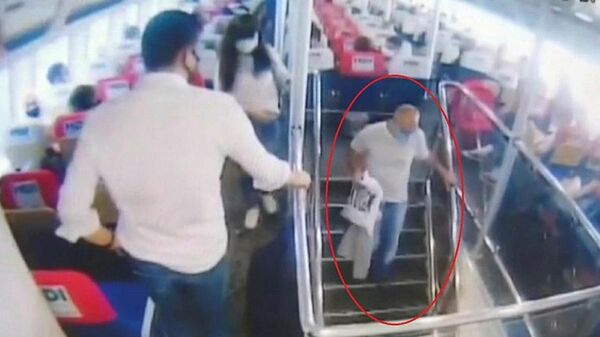 İstanbul'dan Bursa'ya giden deniz otobüsünde, yanına oturan G.Ş. (33) adlı kadını uyurken taciz eden Yusuf Yıldırım (50) tutuklandı. Şahsın, yolcular tarafından yakalanıp özel güvenlik görevlilerine teslim edildiği anlar kameraya yansıdı. Yıldırım'ın çocuk istismarından da arandığı ortaya çıktı. 
 - Sputnik Türkiye