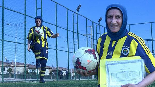 4 yıllık profesyonel futbolcu Azize Ay - Sputnik Türkiye