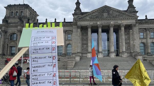 Almanya'nın başkenti Berlin'de ülkede yaşayan tüm 18 yaş üstü kişilerin genel seçimde oy kullanabilmesi için gösteri düzenlendi.
 - Sputnik Türkiye