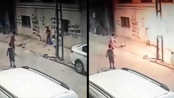 Sokakta top oynayan çocuğun ölümden döndüğü anlar kamerada - Sputnik Türkiye