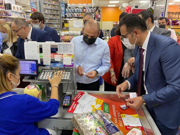 İstanbul Üsküdar’da Ticaret Bakanlığı ekipleri temel gıda ve tüketim ürünlerinin satıldığı marketlerde denetim yaptı. - Sputnik Türkiye