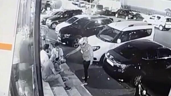 Bayrampaşa’da kafasında motosiklet kaskı olan şahıs, market önünde oturan Libyalı kişiyi bacağından vurarak kaçtı.  - Sputnik Türkiye