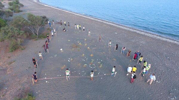 Mersin'de kum zambaklarının bulunduğu alan koruma için şeritle çevrildi
 - Sputnik Türkiye