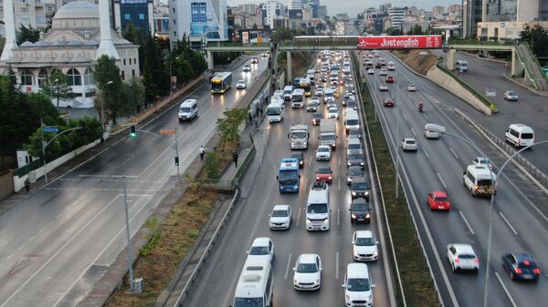 İstanbul’da yağmur başladı, trafik yoğunluğu yüzde 55’i gördü - Sputnik Türkiye