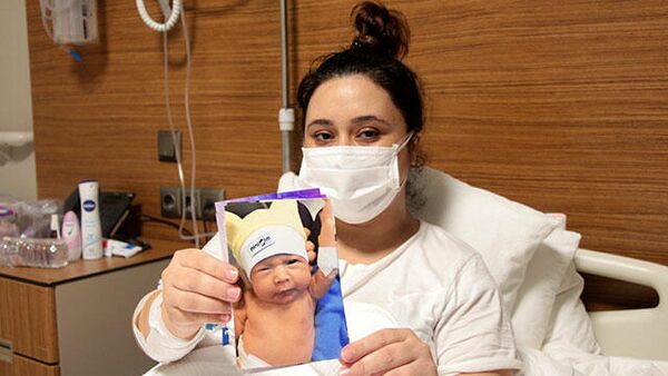 Aşı yaptırmadı: Bebeği kuvöze, kendi yoğun bakıma alındı - Sputnik Türkiye
