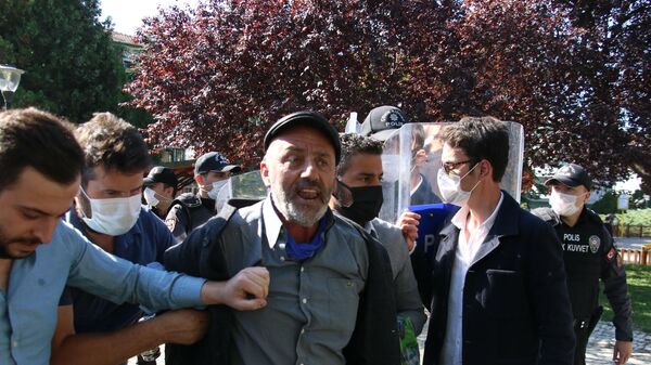 Aşı karşıtlarının mitinginde polise yumruk atan kişi gözaltına alındı - Sputnik Türkiye