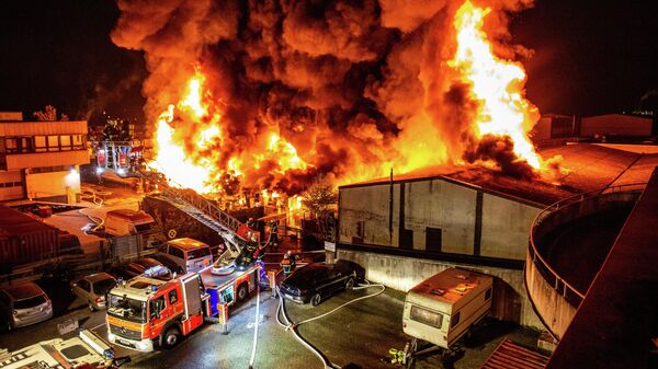 Almanya'nın Hamburg kentinde Türk vatandaşa ait iş yerinde yangın çıktı. Yangında 3 iş yeri küle dönerken, can kaybı yaşanmadığı belirtildi. - Sputnik Türkiye