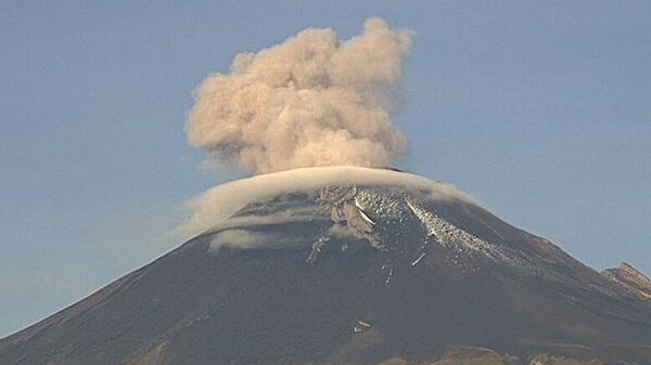 Meksika'daki Popocatepetl Yanardağı günün erken saatlerinde faaliyete geçti. - Sputnik Türkiye