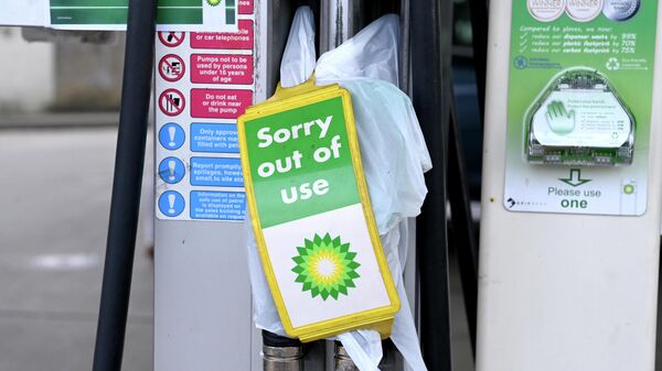 İngiltere'de devam eden akaryakıt krizi nedeniyle Petrol şirketi BP, istasyonlarının 3'te 1'inde akaryakıtın tamamen bittiğini açıkladı. - Sputnik Türkiye