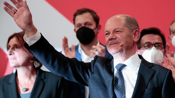 Alman seçim kurulunun yaptığı açıklamaya göre Maliye Bakanı Olaf Scholz'u başbakan adayı gösteren Sosyal Demokrat Parti (SPD), genel seçimlerde oyların yüzde 25.7'sini alarak seçimi birinci bitirdi.  - Sputnik Türkiye