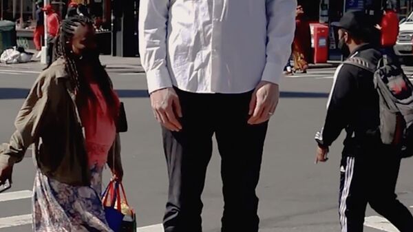 ABD'li sanatçı Dread Scott'ın New York'ta bir sokakta açık artırma kaidesi üzerinde duran beyaz bir erkeğin kısa videosundan oluşan Satılık Beyaz Erkek isimli sanat eseri, NFT'ye dönüştürülüp müzayedeye sunuldu. - Sputnik Türkiye