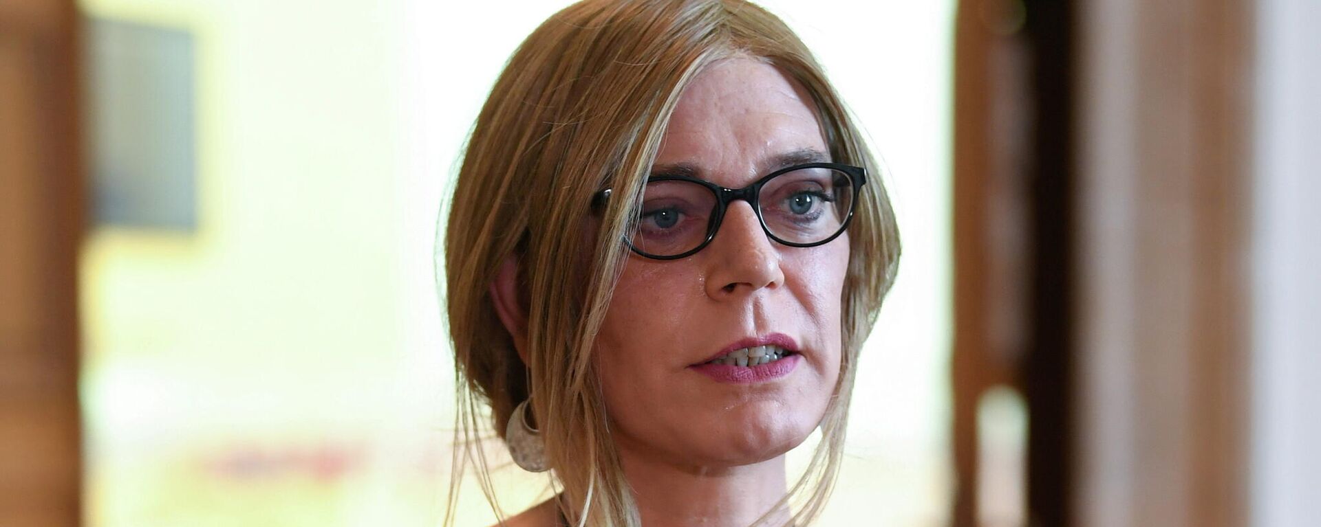 Almanya'da Yeşillerden federal parlamentoya seçilen iki trans milletvekilinden biri olan Tessa Ganserer, Bavyera eyalet parlamentosunda konuşma yaparken - Sputnik Türkiye, 1920, 27.09.2021
