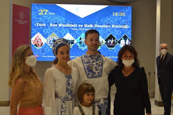 Etkinlik katılımcıları ve St. Petersburg'dan Müzik ve Dans Topluluğu ‘Hohloma’.
 - Sputnik Türkiye
