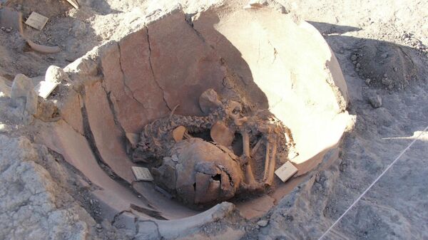 Kazı çalışmalarında toprak küplerde iki çocuk iskeleti bulundu - Sputnik Türkiye