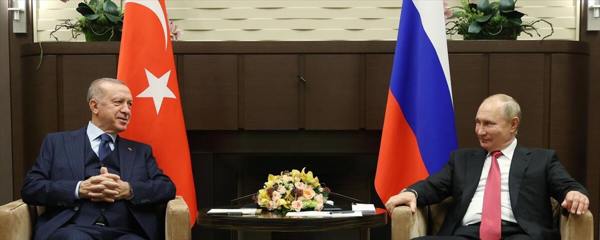 Türkiye Cumhurbaşkanı Recep Tayyip Erdoğan ve Rusya Devlet Başkanı Vladimir Putin, Rusya'nın Soçi kentinde bir araya geldi.
 - Sputnik Türkiye, 1920, 03.12.2021