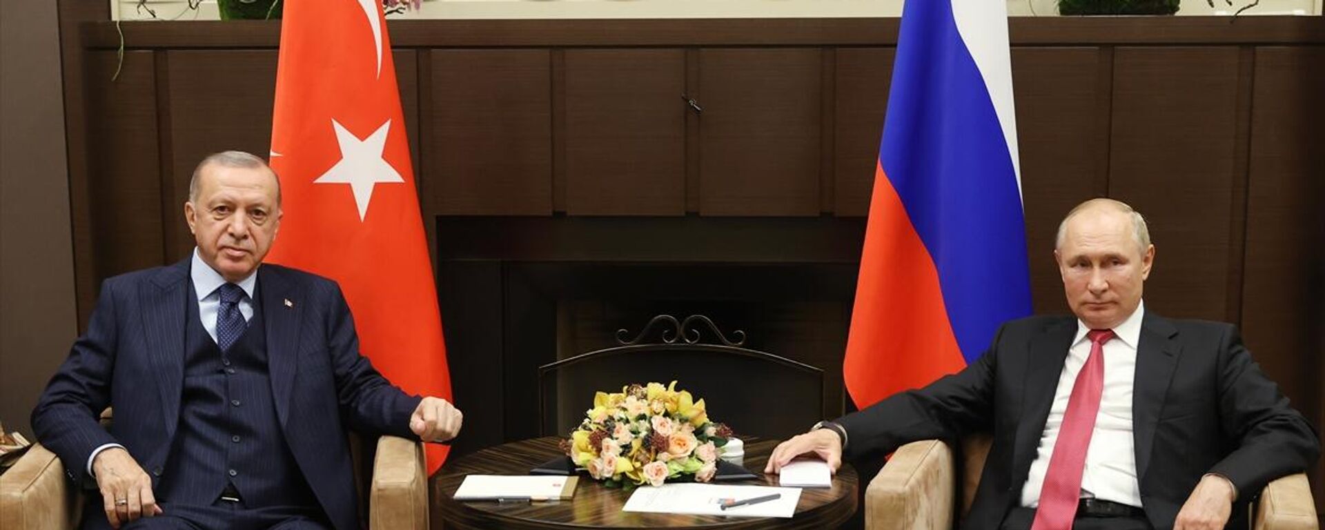 Türkiye Cumhurbaşkanı Recep Tayyip Erdoğan ve Rusya Devlet Başkanı Vladimir Putin, Rusya'nın Soçi kentinde bir araya geldi.
 - Sputnik Türkiye, 1920, 30.09.2021