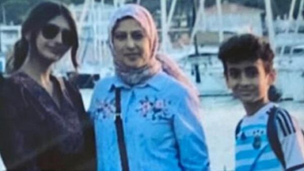 Hatay'ın İskenderun ilçesinde bir evde 41 yaşındaki anne Aynur Mert ile çocukları Aleyna  ve Ahmet Ali Mert ölü olarak bulundu. - Sputnik Türkiye