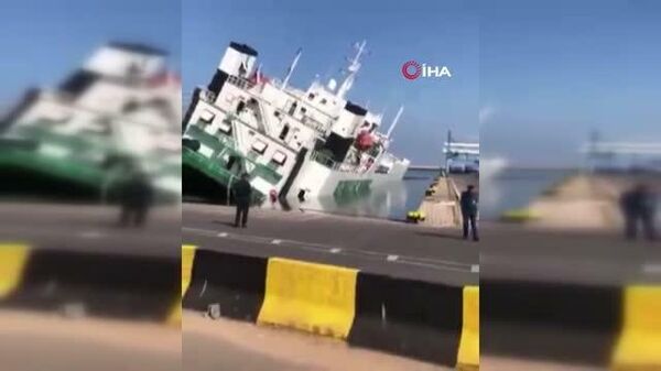 Cezayir’de Portekiz’den gelen Ro-Ro kargo gemisi limanda demirli olduğu sırada su almasının ardından yan yattı. - Sputnik Türkiye