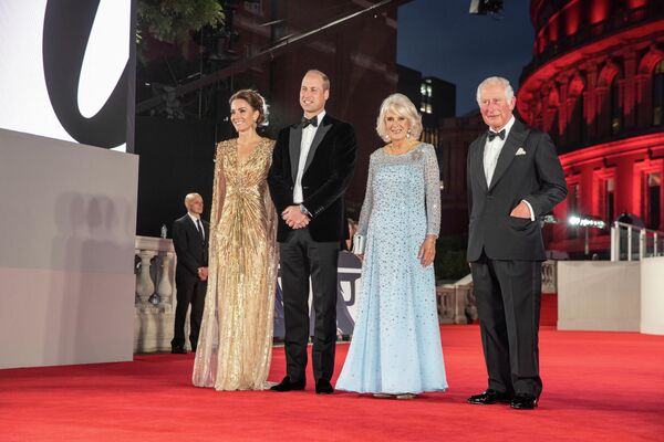 Galaya İngiliz Kraliyet ailesinden Cambridge Dükü ve Cambridge Düşesi ile Prens Charles ve Camilla Parker da katıldı. - Sputnik Türkiye