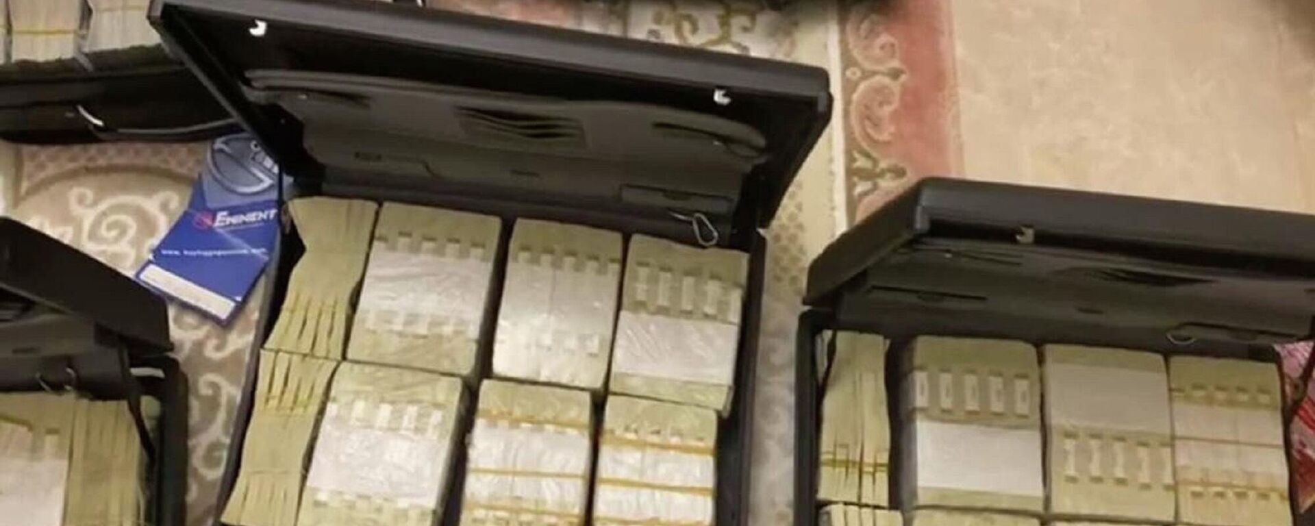 Mısır’da Müslüman Kardeşler örgütünün “tekrar ihya edilmesi planları ile ilgili olarak”  operasyon yapıldı. Bir eve yapılan baskında mühimmat ve 8 milyon 400 bin dolar ele geçirildi. - Sputnik Türkiye, 1920, 30.09.2021