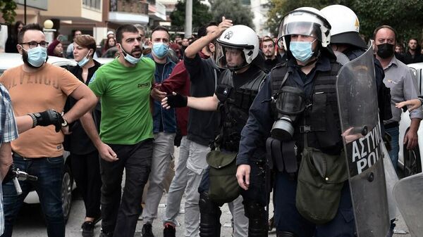 Yunanistan’ın başkenti Atina’da öğretmenlerin performans değerlendirmesi uygulamasını protesto amacıyla düzenlediği gösteriye emniyet güçlerince biber gazıyla müdahale edildi. - Sputnik Türkiye