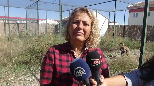 AKÜREM Müdürü Doç. Dr. Emine Hesna Kandır, gazetecilere, akbabanın oldukça iyi durumda olduğunu söyledi. - Sputnik Türkiye