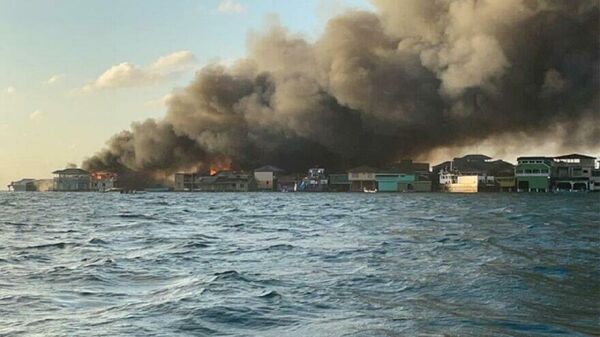 Honduras’a bağlı Guanaja Adası’nda çıkan yangında 200’den fazla ev ve işyerinin hasar gördüğü aktarılırken, yüzlerce kişinin de tahliye edildiği belirtildi. - Sputnik Türkiye